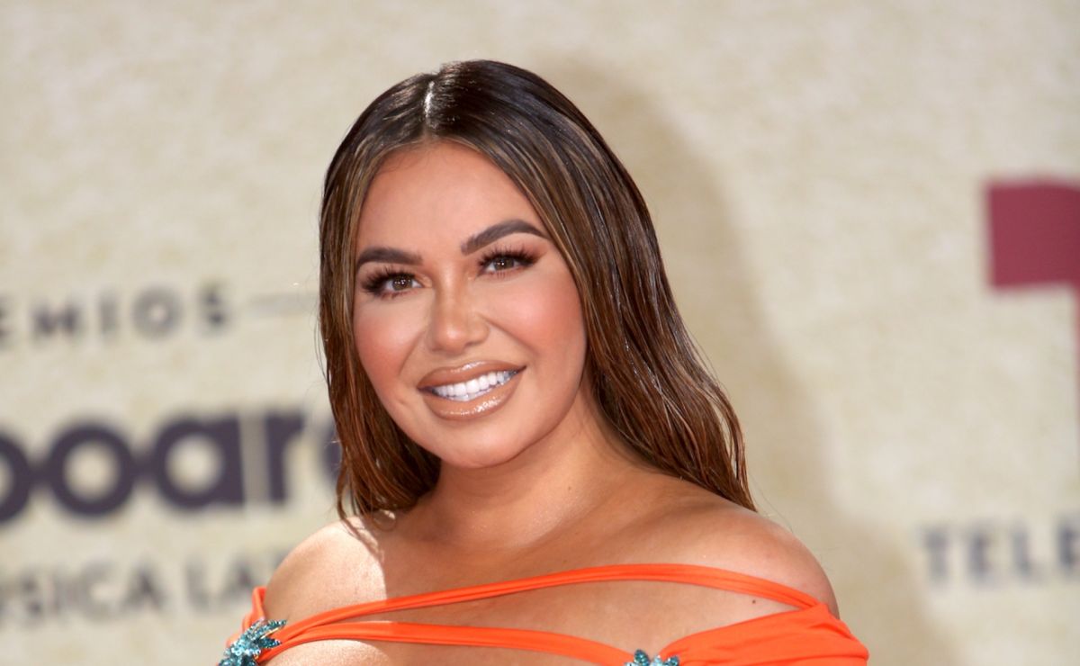 Chiquis Rivera posa sobre cajas de regalo enseñando sus piernotas al