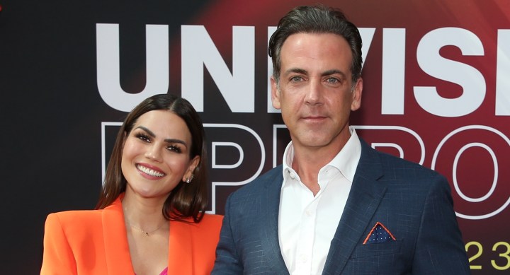 Karina Banda y Carlos Ponce en el "Univision Upfront 2022".