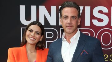 Karina Banda y Carlos Ponce en el "Univision Upfront 2022".