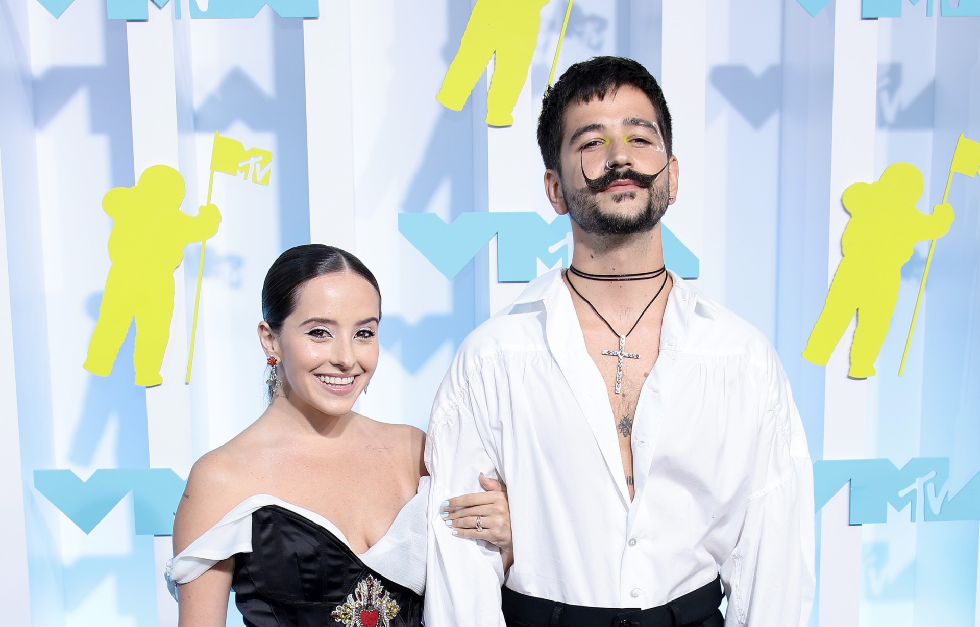 Evaluna y Camilo reciben duras críticas por su vestimenta: 'Mucho dinero, pero nada de estilo' - La Vibra