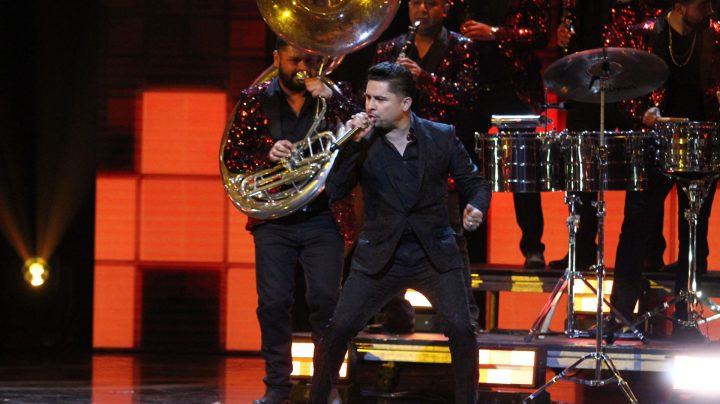 Larry Hernández, cantante