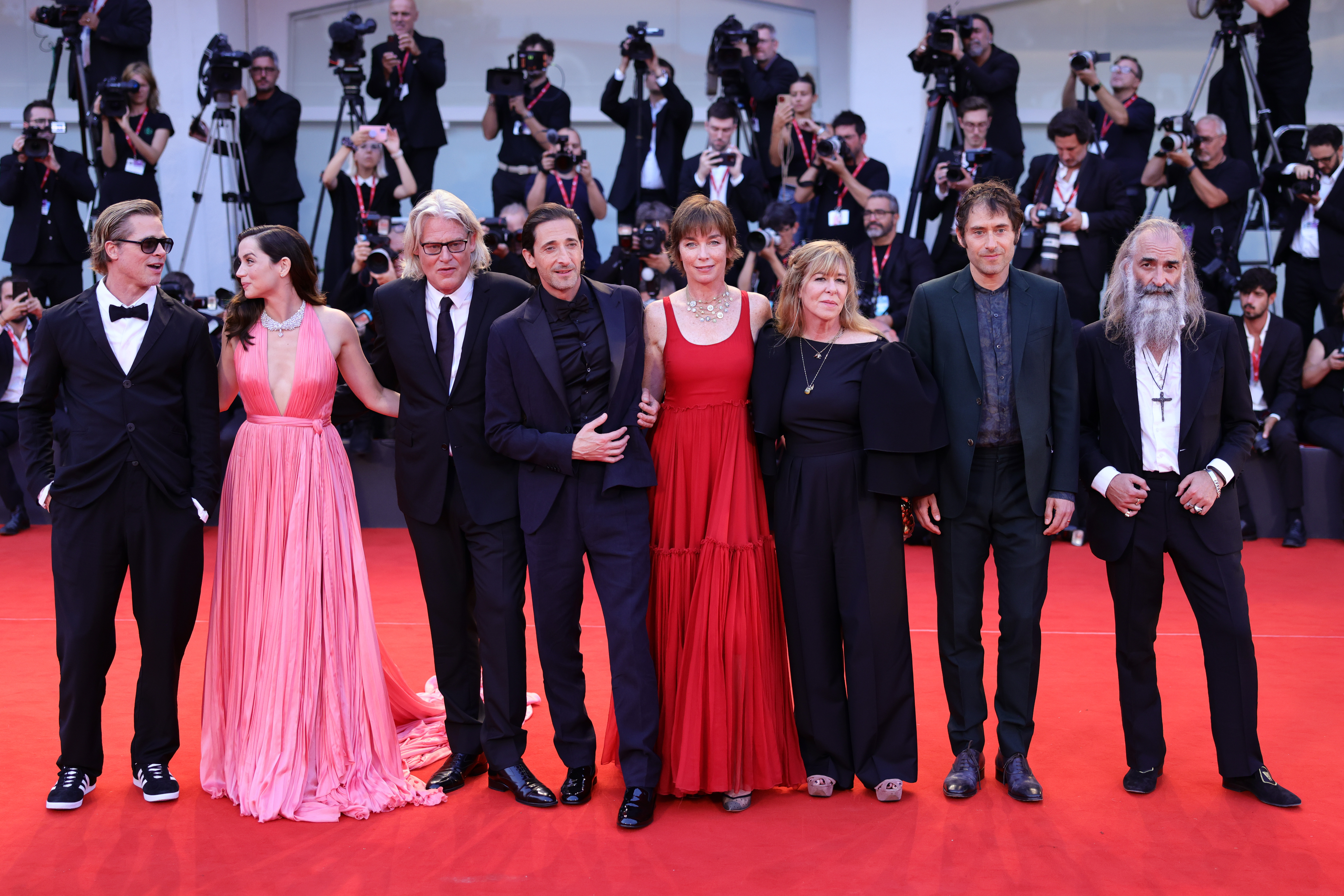 El equipo de 'Blonde' en el Festival de Venecia | (Photo by Andreas Rentz/Getty Images for Netflix)