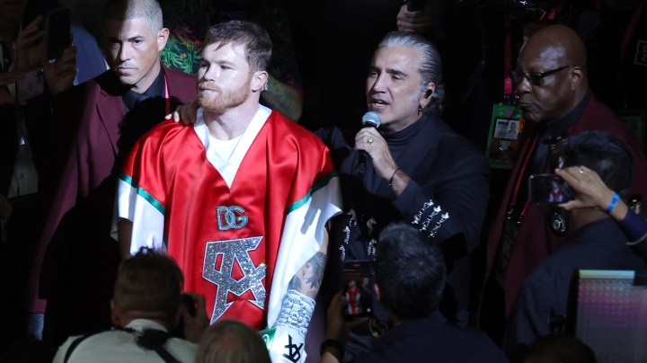Alejandro Fernández y Canelo Álvarez | (Photo by Ethan Miller/Getty Images)