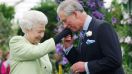 La reina Isabel II junto a su hijo mayor, el ahora rey Carlos III de Reino Unido.