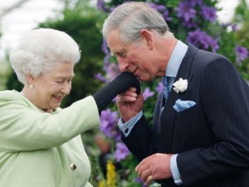 La reina Isabel II junto a su hijo mayor, el ahora rey Carlos III de Reino Unido.