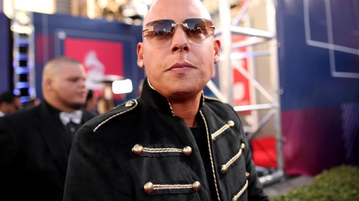 Cosculluela, cantante puertorriqueño.