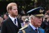 El rey Carlos III y su hijo, el príncipe Harry, durante el funeral de la reina Isabel II.