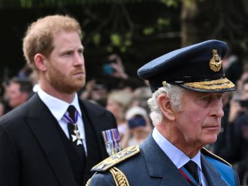 El rey Carlos III y su hijo, el príncipe Harry, durante el funeral de la reina Isabel II.