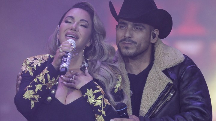 Chiquis Rivera junto a Espinoza Paz en Premios de la Radio 2022.