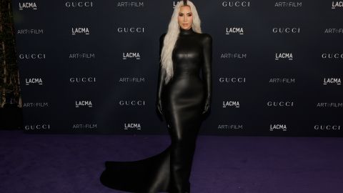 Kim Kardashian en un traje de Balenciaga
