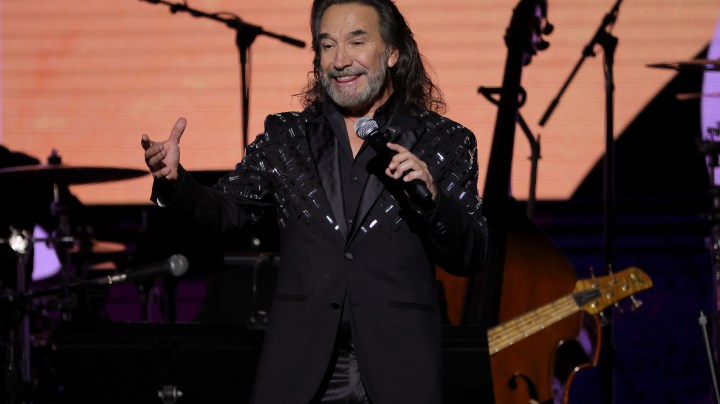 Marco Antonio Solís, cantante mexicano en los Latin Grammy 2022 | (Photo by Ethan Miller/Getty Images)