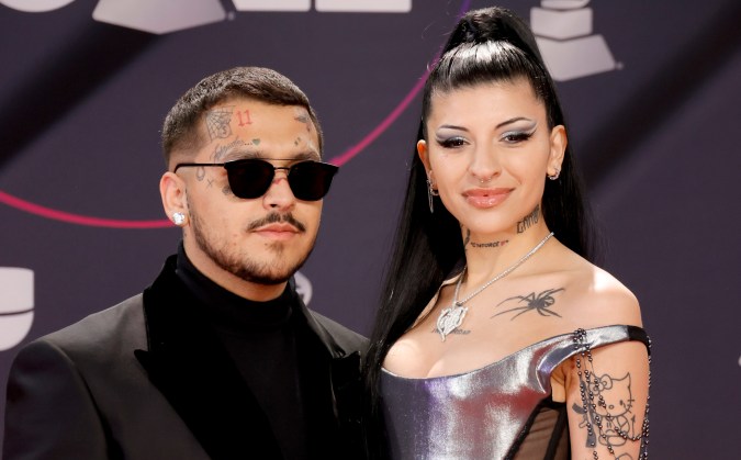 Cazzu y Christian Nodal en los Latin Grammy 2022.