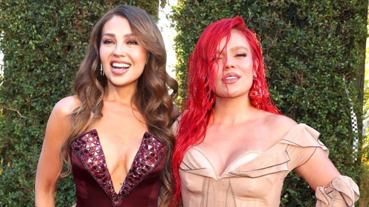 Thalía y Karol G en los Latin Grammy 2022.