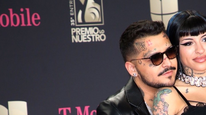 Nodal y Cazzu en Premio Lo Nuestro 2023.