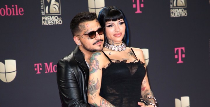 Nodal y Cazzu en Premio Lo Nuestro 2023.