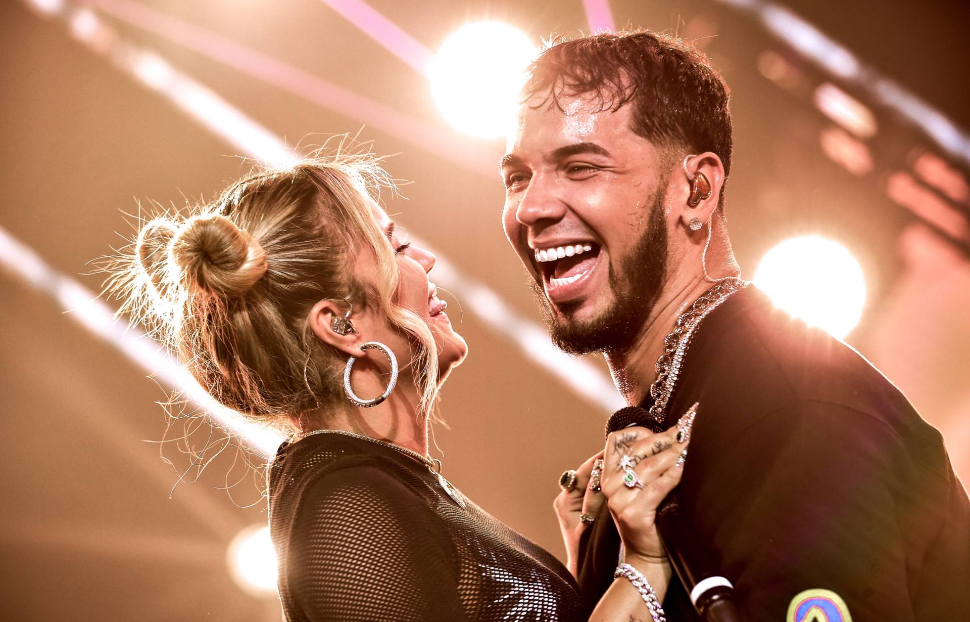 Karol G y Anuel AA, reguetoneros.