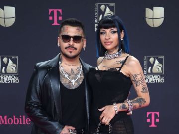 Christian Nodal y Cazzu en Premio Lo Nuestro 2023.