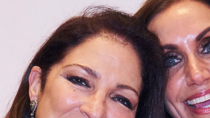 Lina Luaces, con su madre Lili Estefan y Gloria Estefan | (Photo by Romain Maurice/Getty Images for Haute Living)