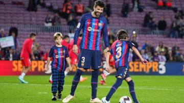 Gerard Piqué con sus hijos | (Photo by Alex Caparros/Getty Images)