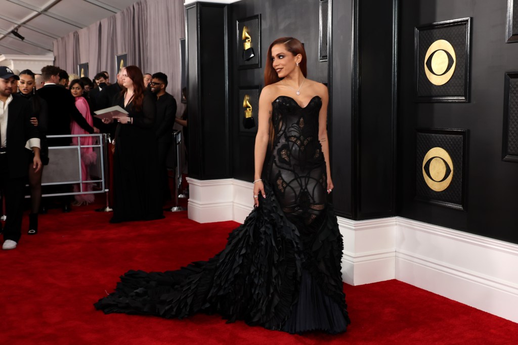Anitta lució un vestido vintage de Versace con más 20 años de antigüedad  para los Grammy 2023 - La Vibra