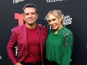 Héctor Sandarti y Jimena Gállego, conductores de 'La Casa de los Famosos'.
