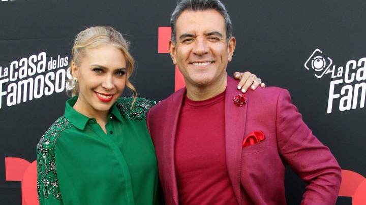 Jimena Gallego y Héctor Sandarti, conductores de 'La Casa de los Famosos'.
