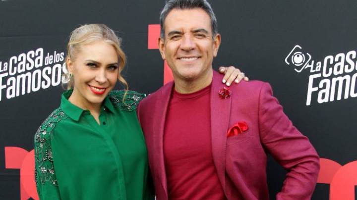 Jimena Gallego y Héctor Sandarti, conductores de 'La Casa de los Famosos'.