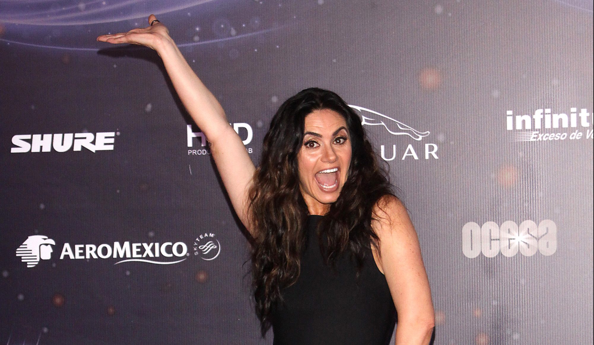 Penélope Menchaca por poco lo muestra todo en 'Hoy Día' al bailar con ...