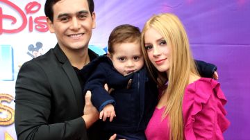 Julián Figueroa junto con su esposa, Imelda Garza, e hijo en 2019.