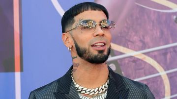 Anuel AA presume tatuaje de fan junto a Messi y Tupac