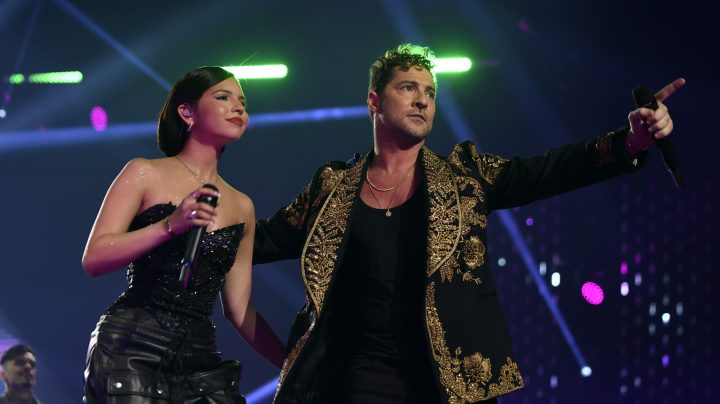Ángela Aguilar y David Bisbal en los Latin AMAs 2023.