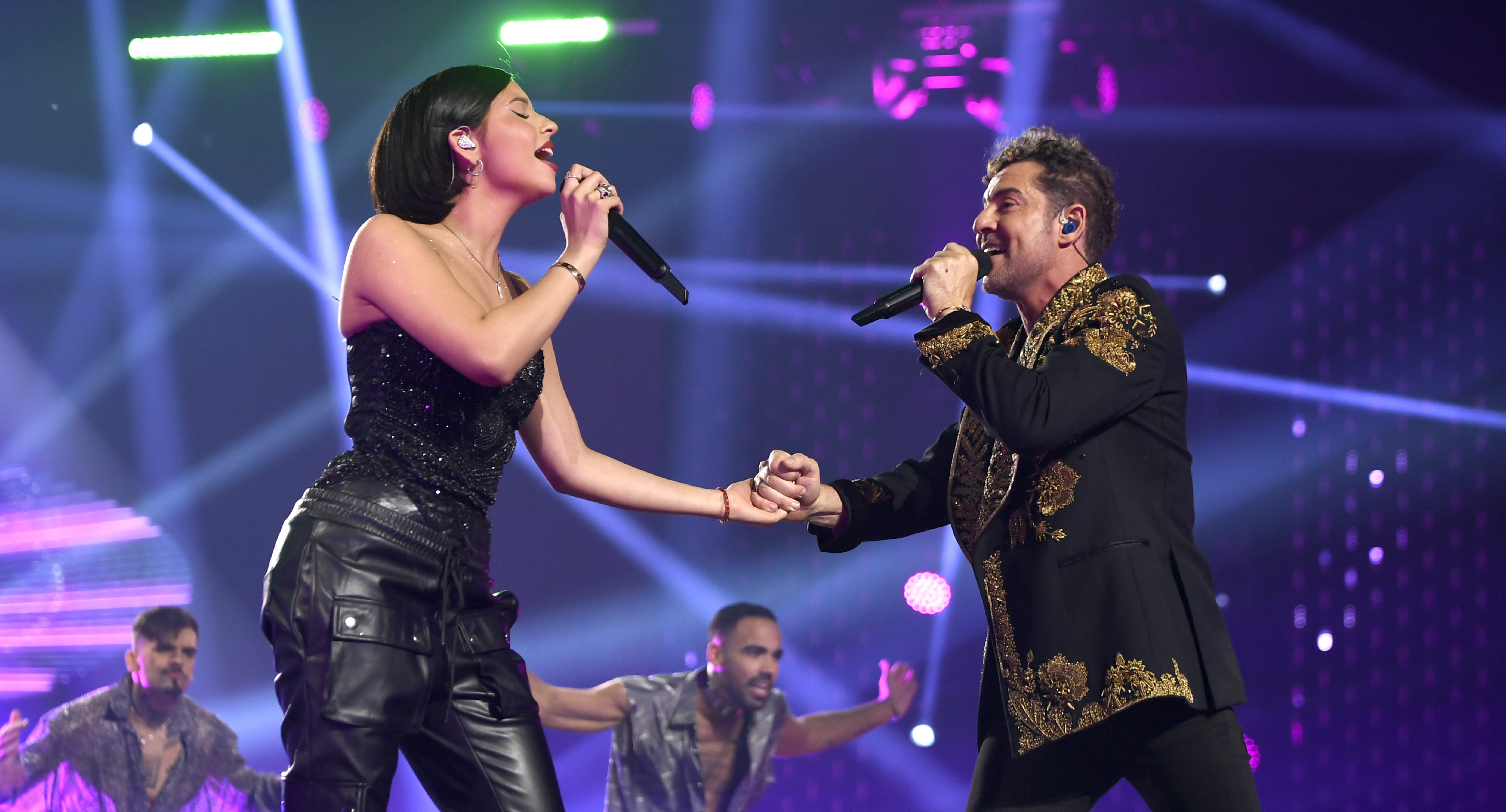 Ángela Aguilar y David Bisbal en los Latin AMAS 2023.