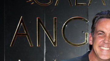 Carlos Ponce y Karina Banda, presentadores de 'Enamorándonos: La Isla'.