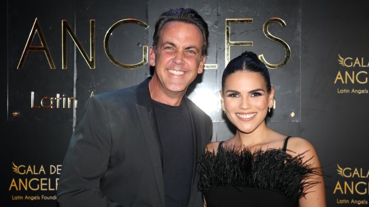 Carlos Ponce y Karina Banda, presentadores de 'Enamorándonos: La Isla'.
