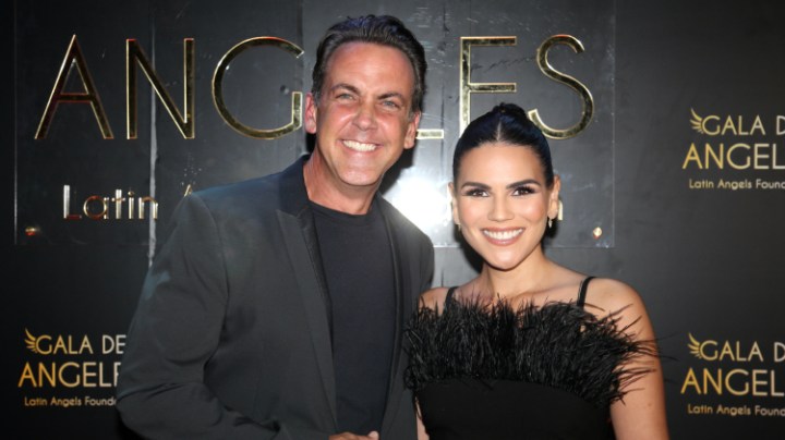 Carlos Ponce y Karina Banda, presentadores de 'Enamorándonos: La Isla'.