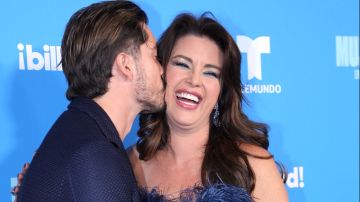 Alicia Machado y Christian Estrada en Billboard Mujeres Latina 2023.