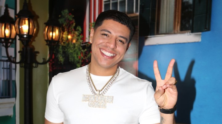 Eduin Caz, cantante mexicano.