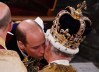 El príncipe William besó en la mejilla a su padre, el rey Carlos III luego de rendirle juramento.