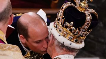 El príncipe William besó en la mejilla a su padre, el rey Carlos III luego de rendirle juramento.