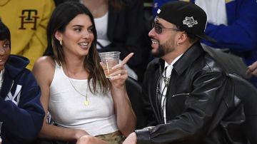 Kendall Jenner y Bad Bunny en el partido de los Lakers.