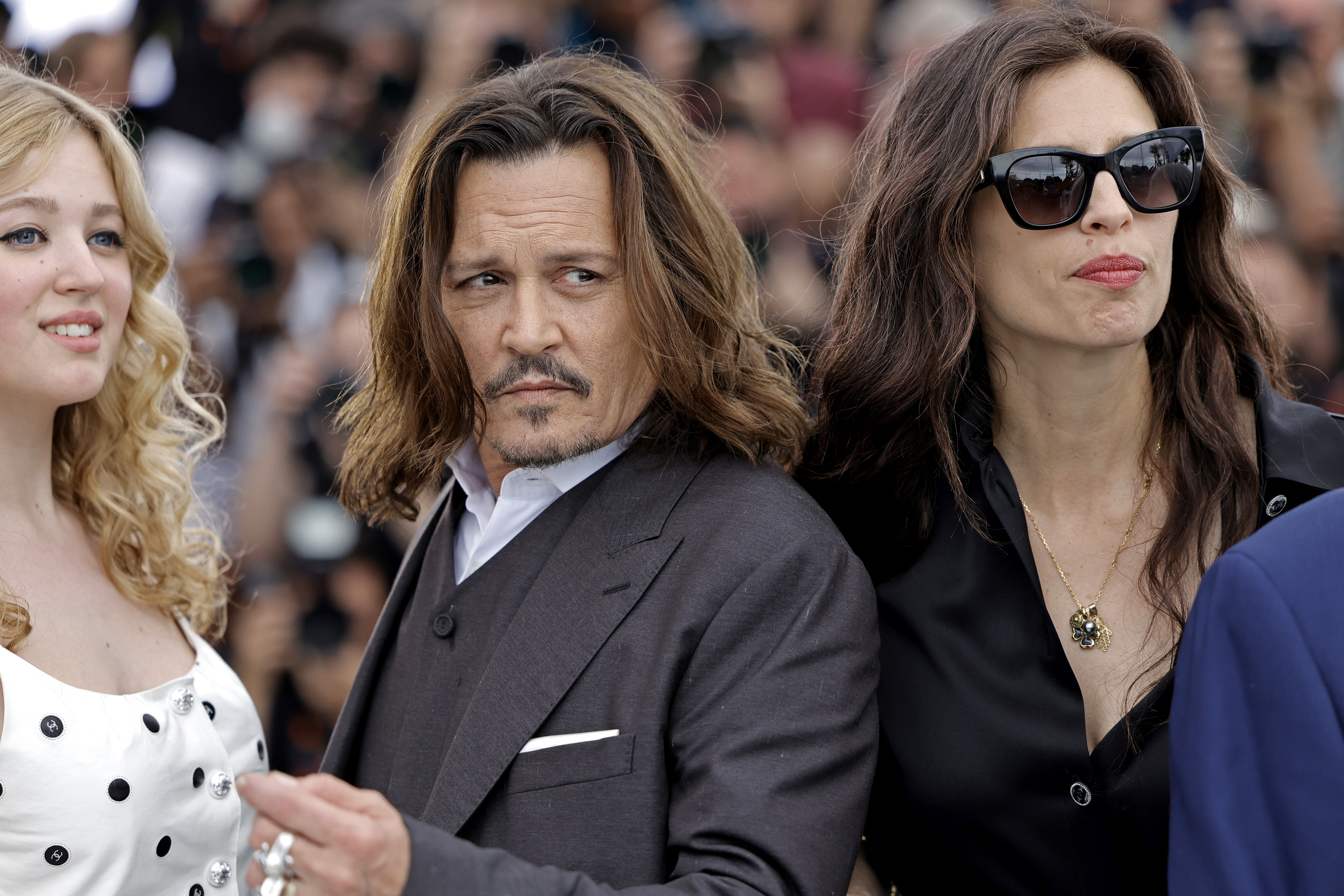 Pauline Pollmann y Johnny Depp junto con Maïwenn