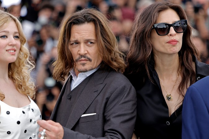 Pauline Pollmann y Johnny Depp junto con Maïwenn