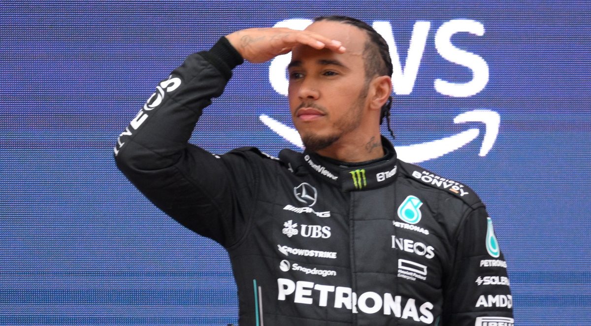 Captan a Lewis Hamilton feliz a bordo de un yate en Ibiza con esta