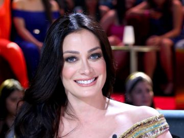 Dayanara Torres en minifalda reemplaza a Raúl De Molina en 'El Gordo y
