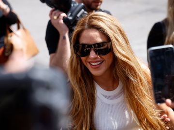 Shakira se divierte mientras surfea en las playas de Malibú - La Vibra