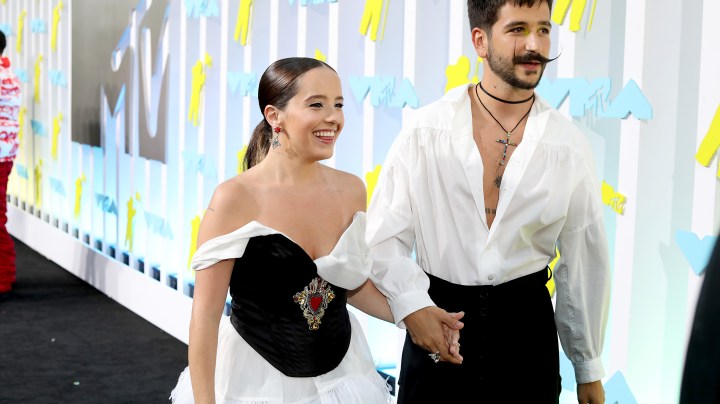 Camilo y Evaluna responden a los que critican que su hija ande descalza y con los pies sucios