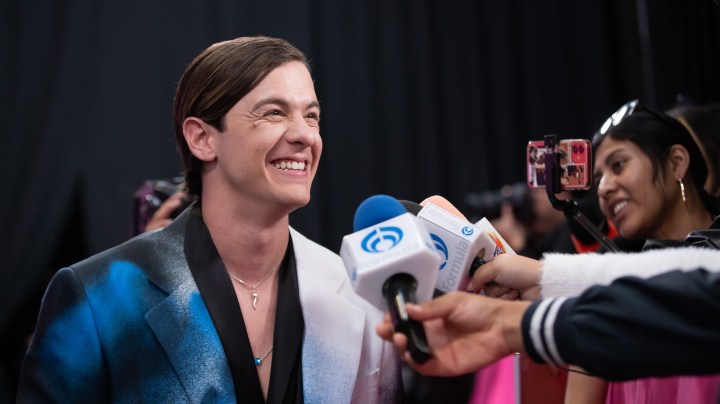 Look del Día: El arriesgado traje que utilizó Guaynaa en un evento en los MTV Miaw 2023