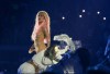 Karol G y sus bailarines en el primer show de su gira.