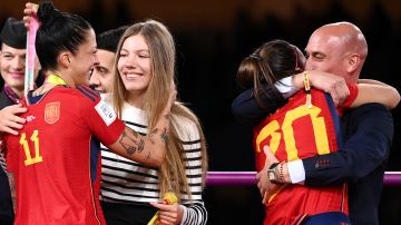 Jennifer Hermoso recibió un beso no consentido por parte del presidente de la Real Federación Española de Fútbol