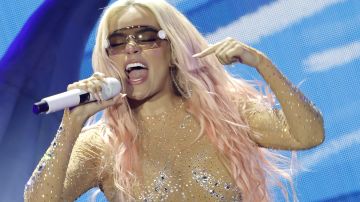 Karol G rompe en llanto en su concierto en Los Ángeles